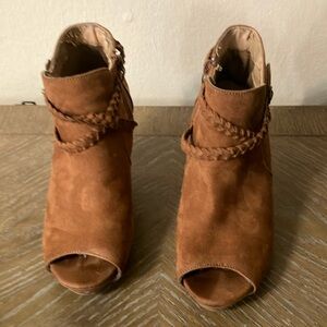 Brown short bootie
Braided wrap around strap
Open Toe
Size 7
2 1/2 heel
Used